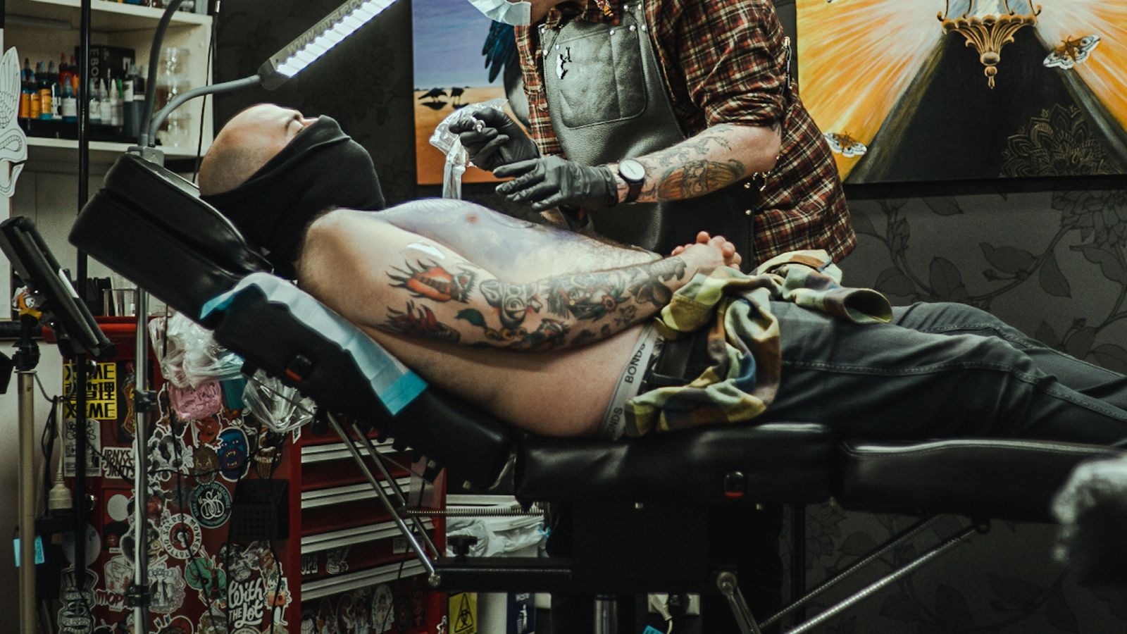 Interno di uno studio di tatuaggi con due operatori
