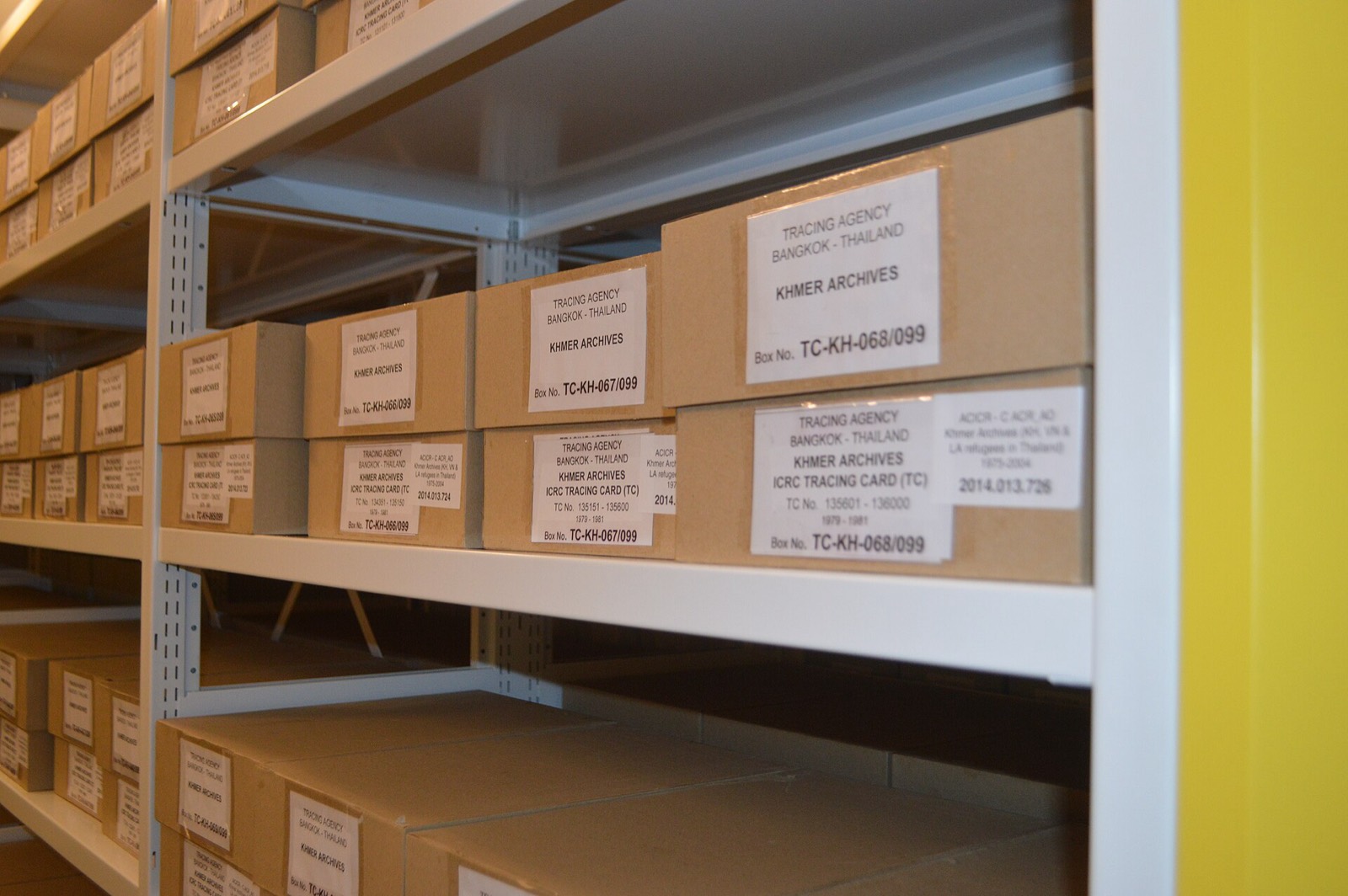 Faldoni ordinati in un archivio