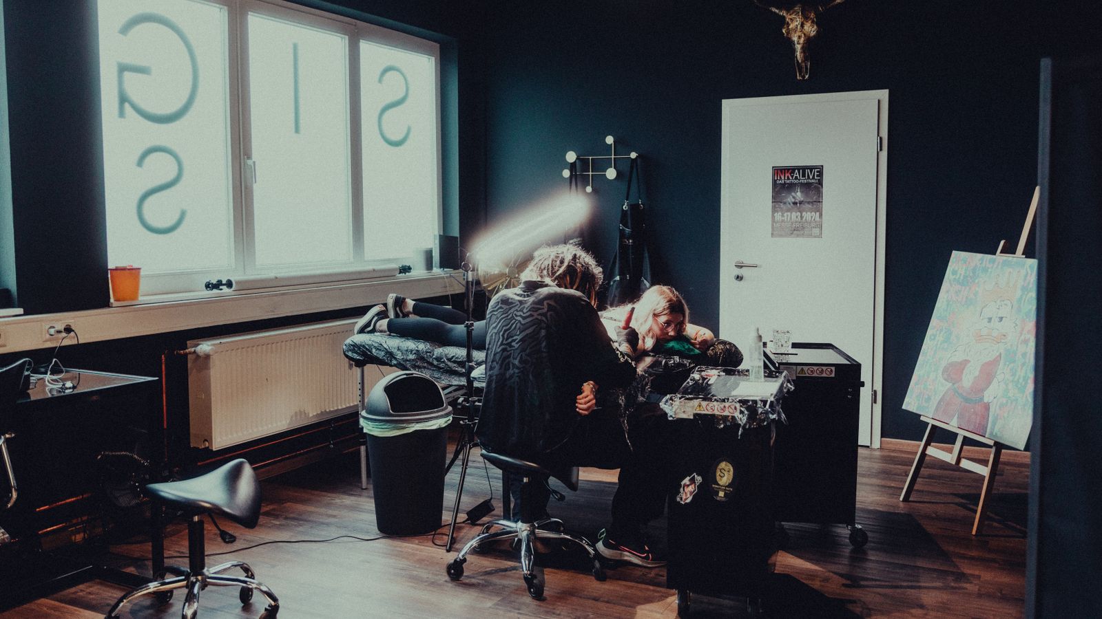 Tatuatore al lavoro nel proprio studio