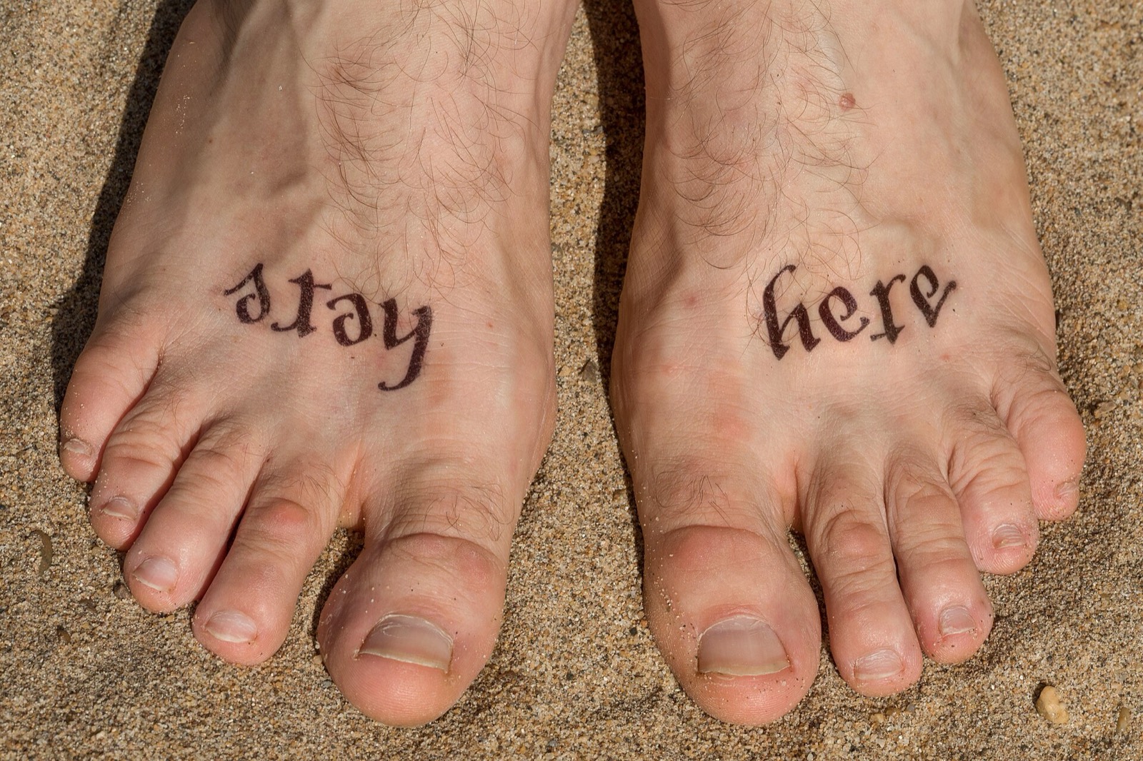 Braccio con nei e tatuaggi preesistenti