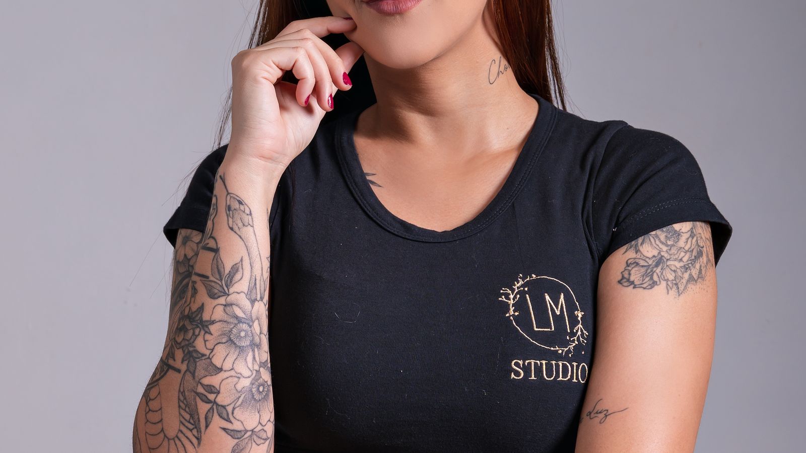 Ritratto di una persona con tatuaggi