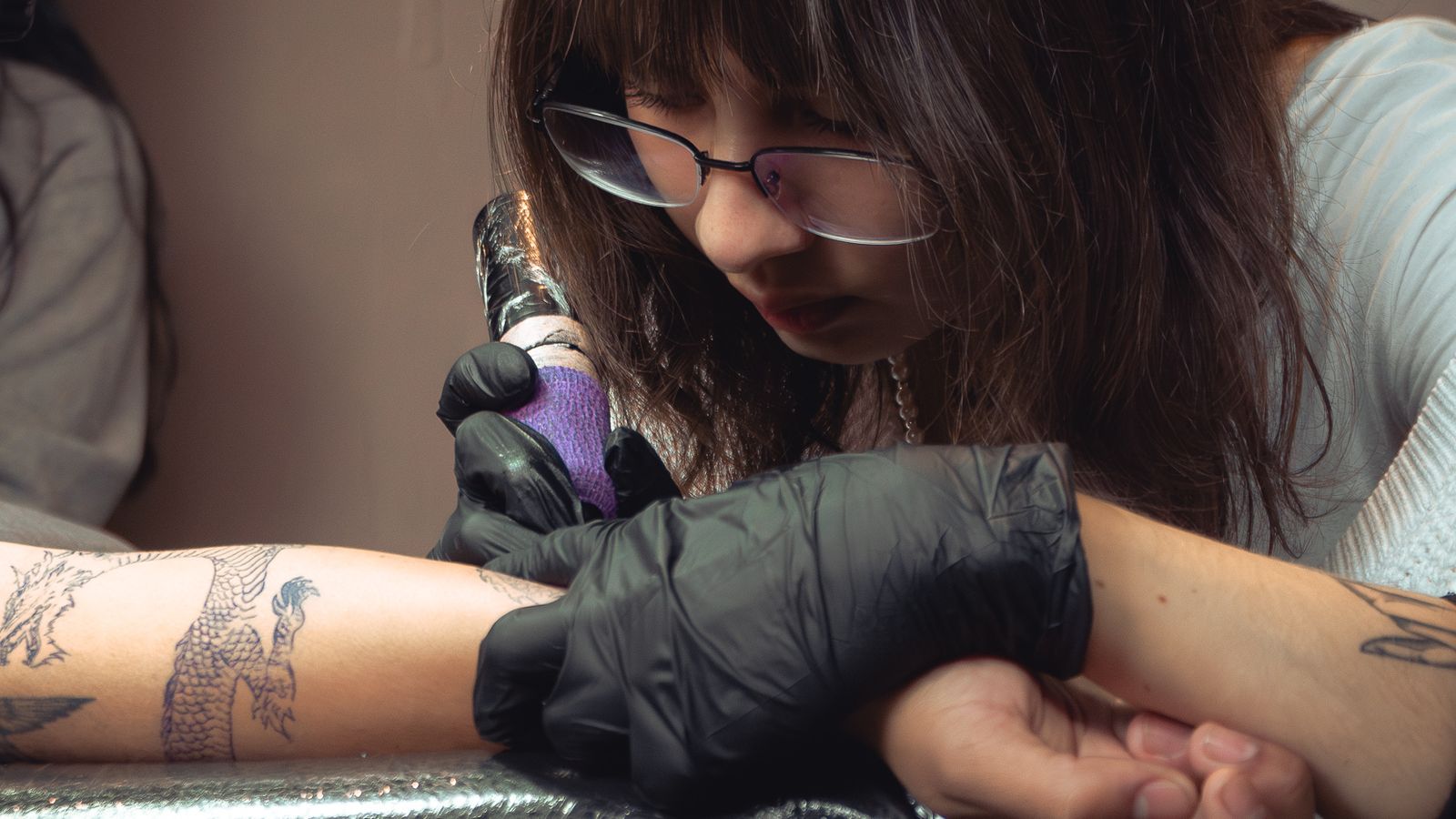 Tatuatore professionista al lavoro in studio