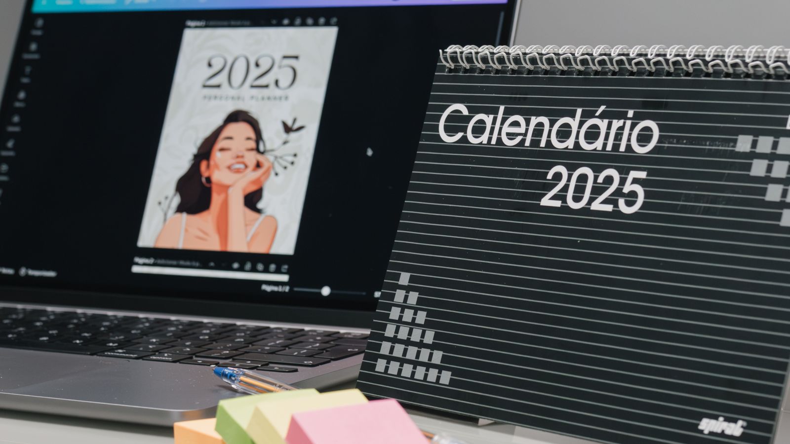 Scrivania con calendario e computer portatile