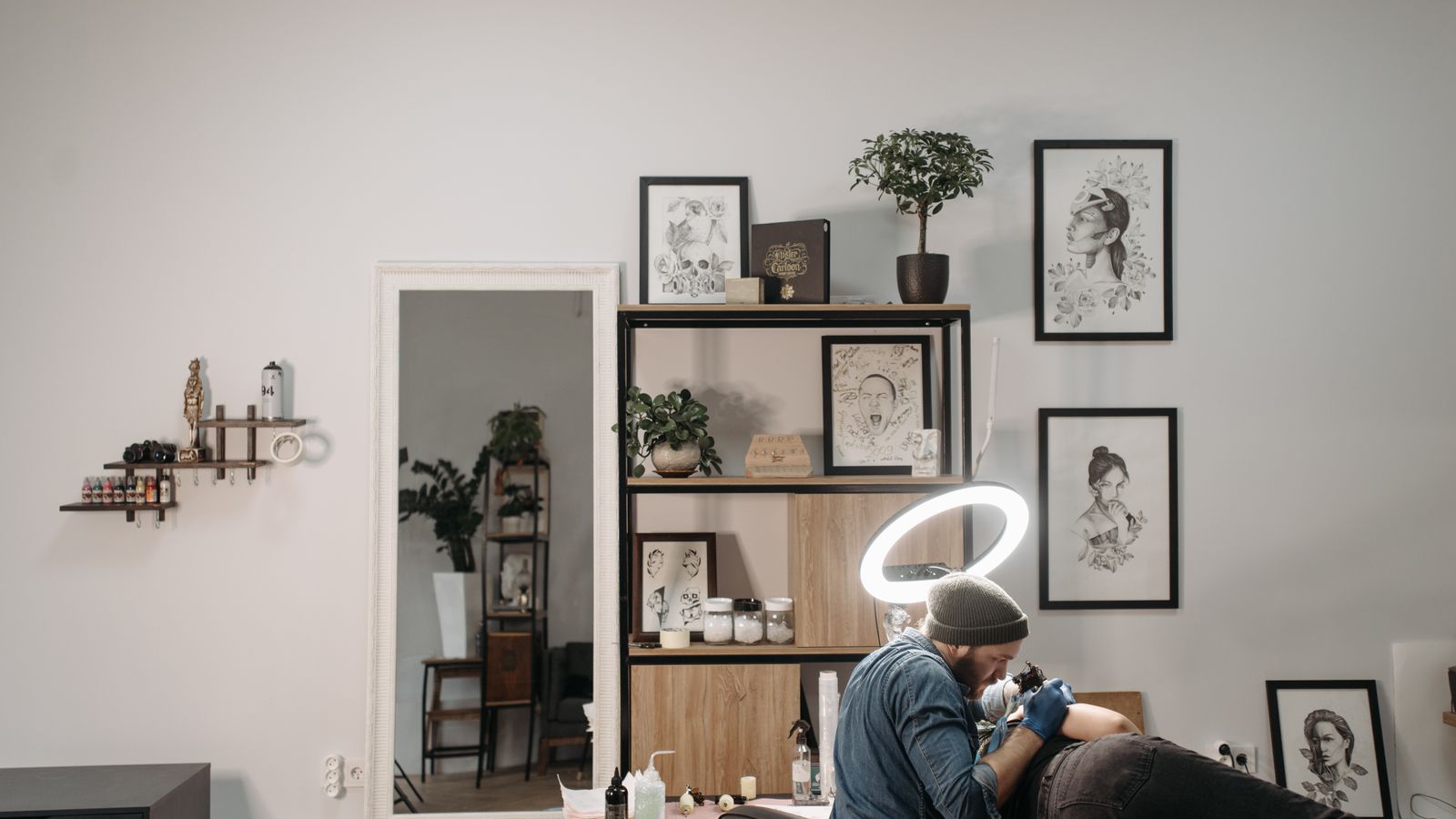 Tatuatore al lavoro su un braccio