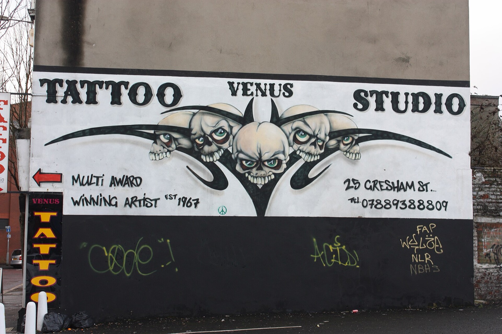 Interno pulito e ordinato di uno studio di tatuaggi