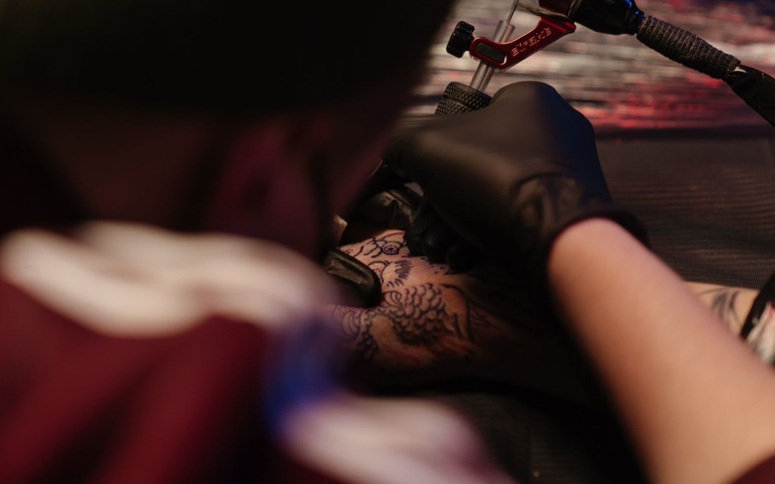 Seduta di tatuaggio in studio